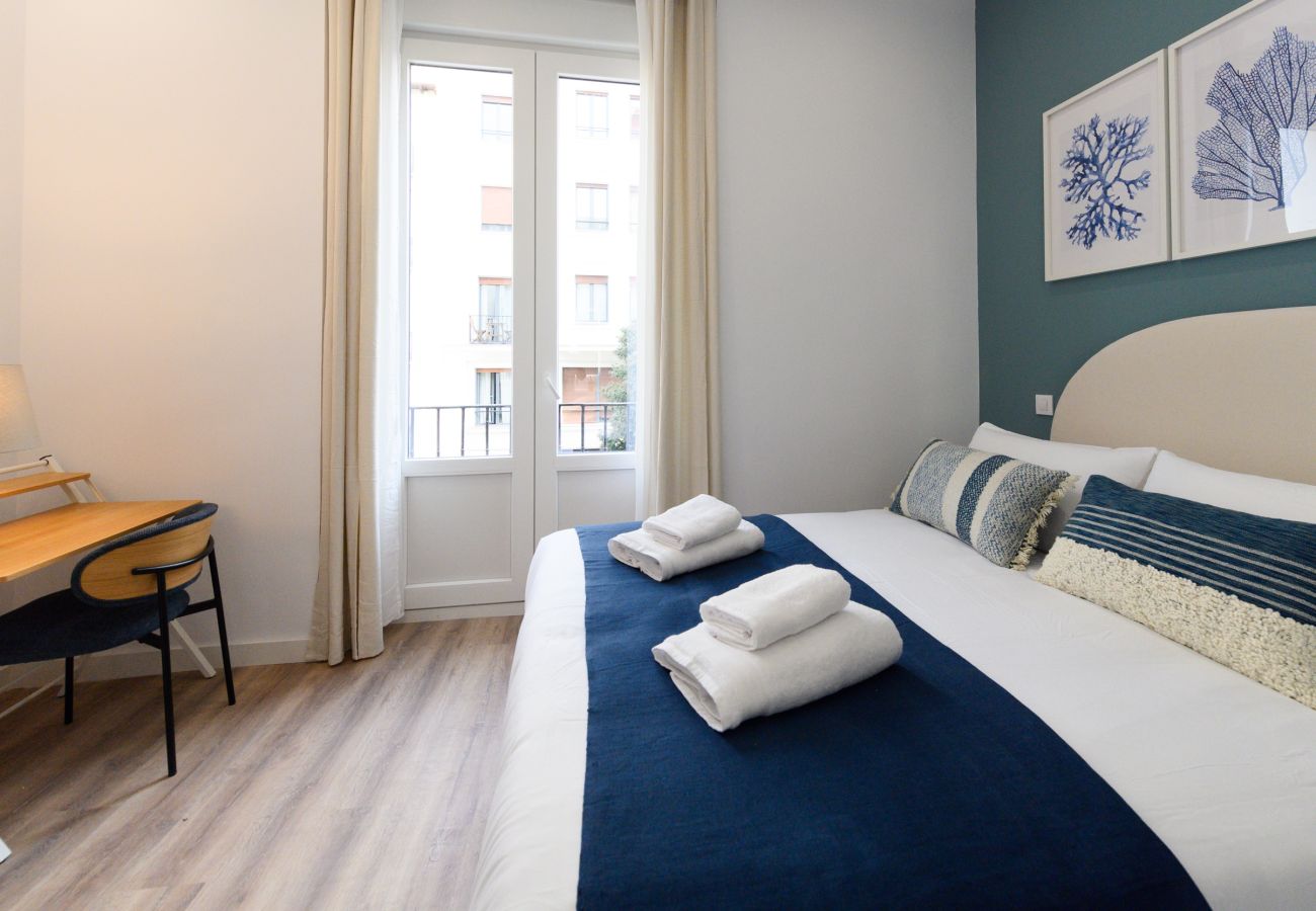 Apartamento en Madrid - Elegancia y Funcionalidad en San Bernardo: Piso con Baños en Suite