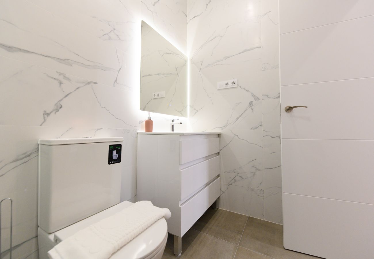 Apartamento en Madrid - Elegancia y Funcionalidad en San Bernardo: Piso con Baños en Suite