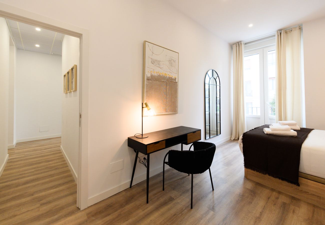 Apartamento en Madrid - Elegancia y Funcionalidad en San Bernardo: Piso con Baños en Suite