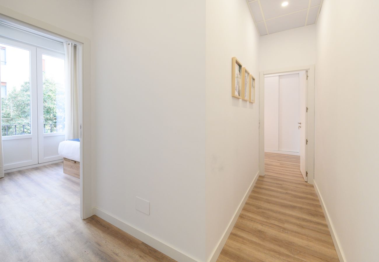 Apartamento en Madrid - Elegancia y Funcionalidad en San Bernardo: Piso con Baños en Suite