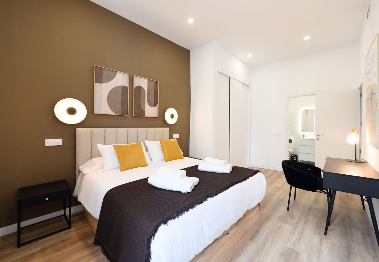 Apartamento en Madrid - Elegancia y Funcionalidad en San Bernardo: Piso con Baños en Suite