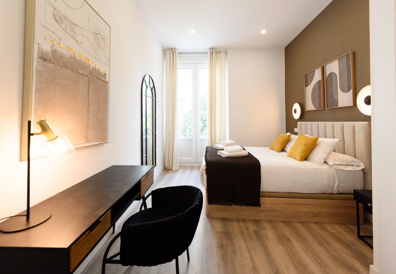 Apartamento en Madrid - Elegancia y Funcionalidad en San Bernardo: Piso con Baños en Suite