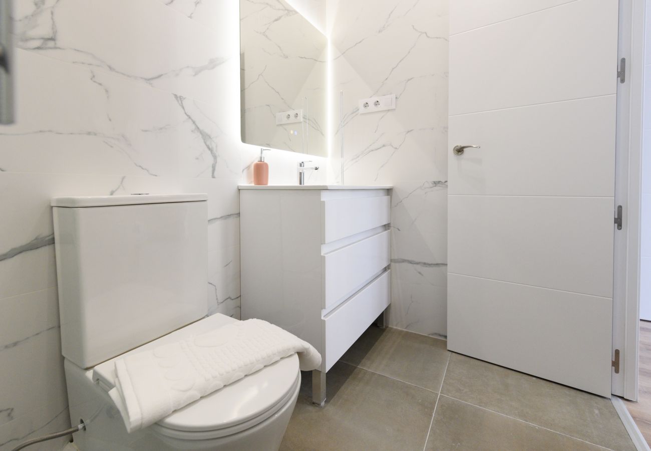 Apartamento en Madrid - Elegancia y Funcionalidad en San Bernardo: Piso con Baños en Suite