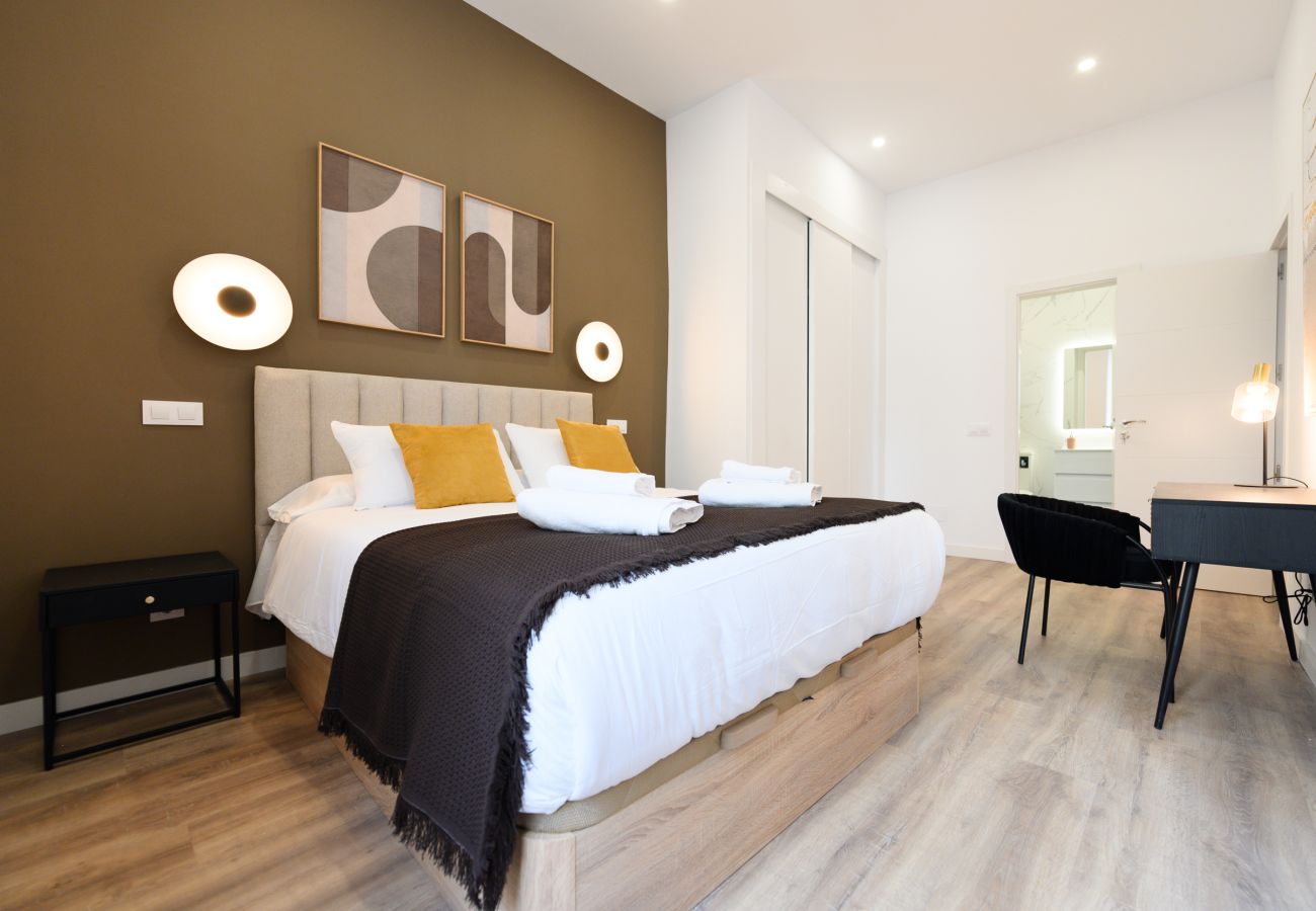 Apartamento en Madrid - Elegancia y Funcionalidad en San Bernardo: Piso con Baños en Suite