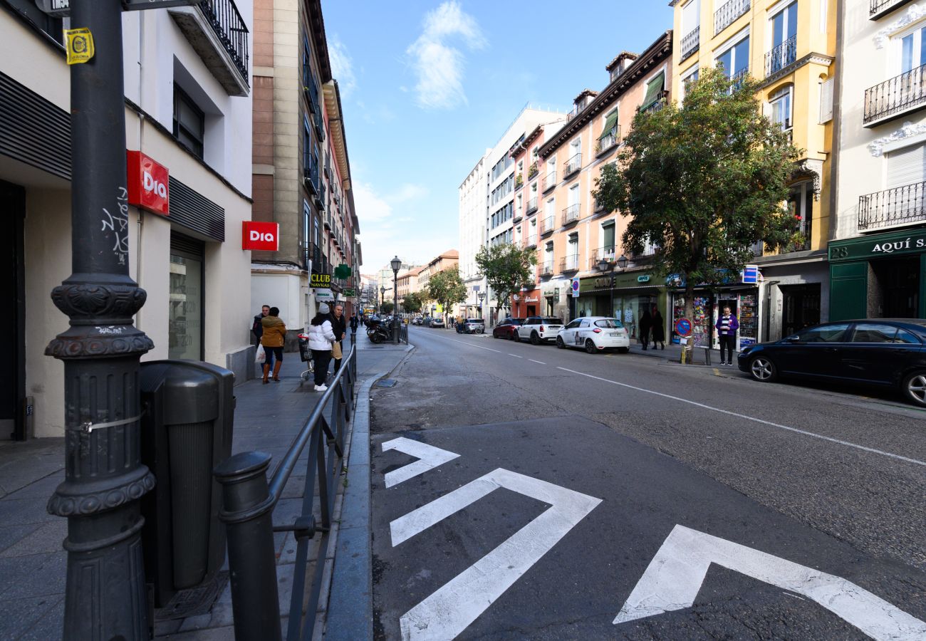 Apartamento en Madrid - Elegancia y Funcionalidad en San Bernardo: Piso con Baños en Suite