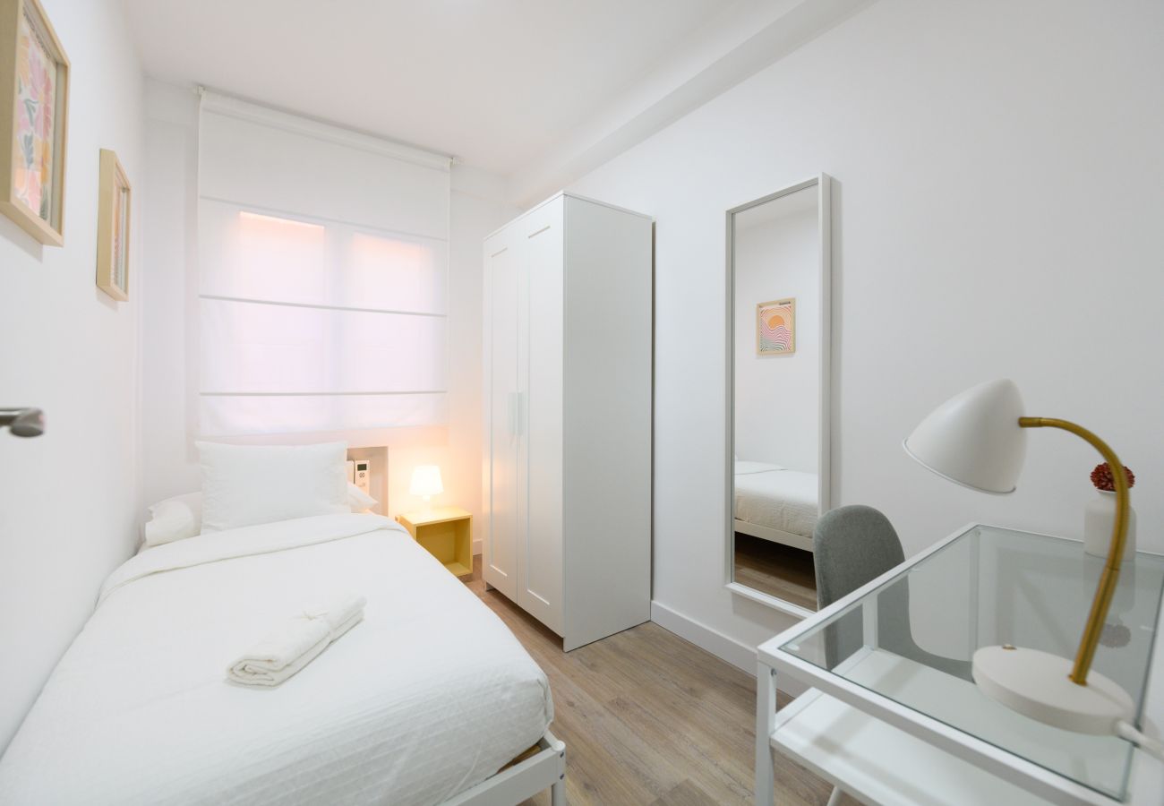 Apartamento en Madrid - Confort y Estilo en un Piso con Terraza y Cocina Equipada