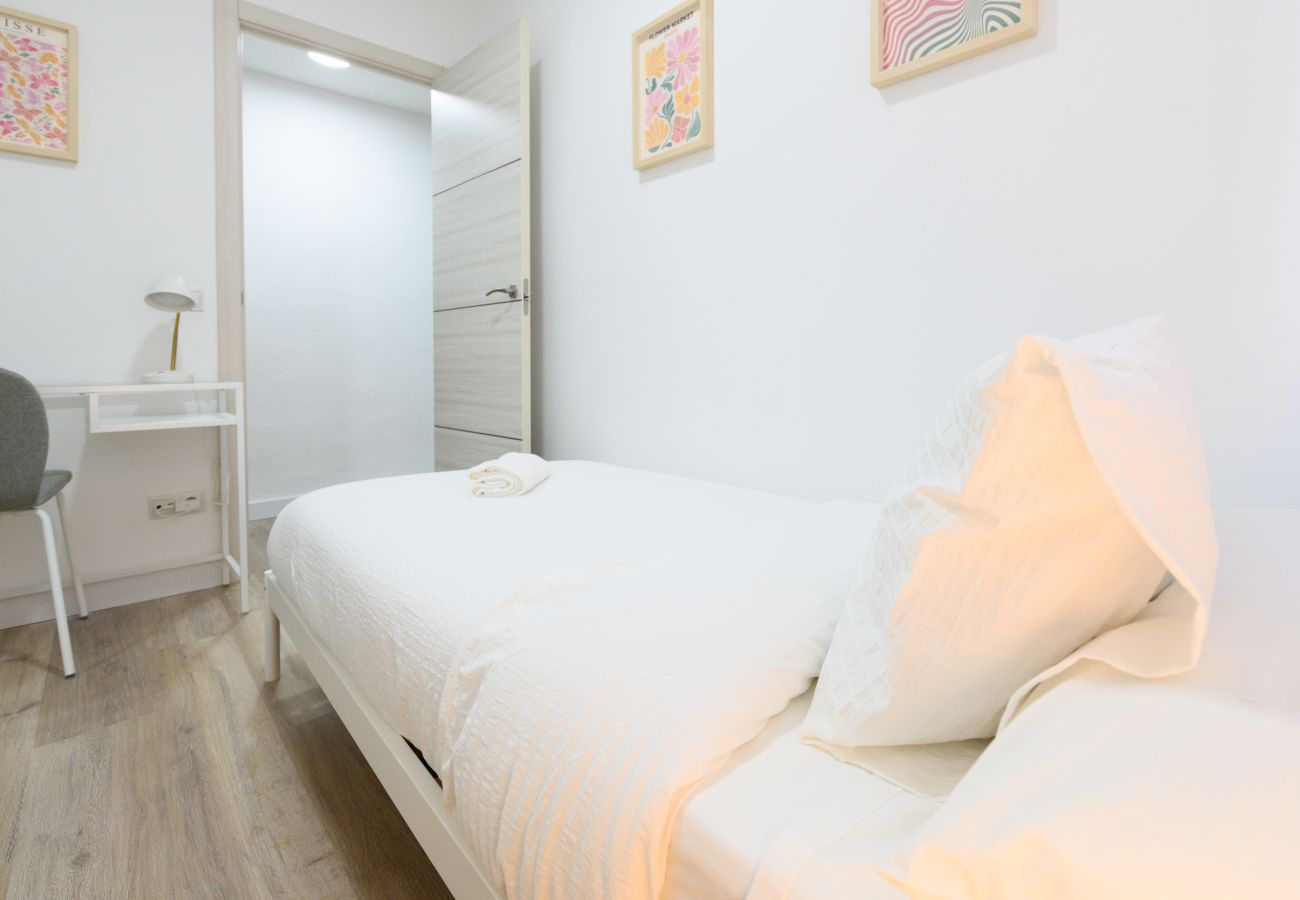 Apartamento en Madrid - Confort y Estilo en un Piso con Terraza y Cocina Equipada