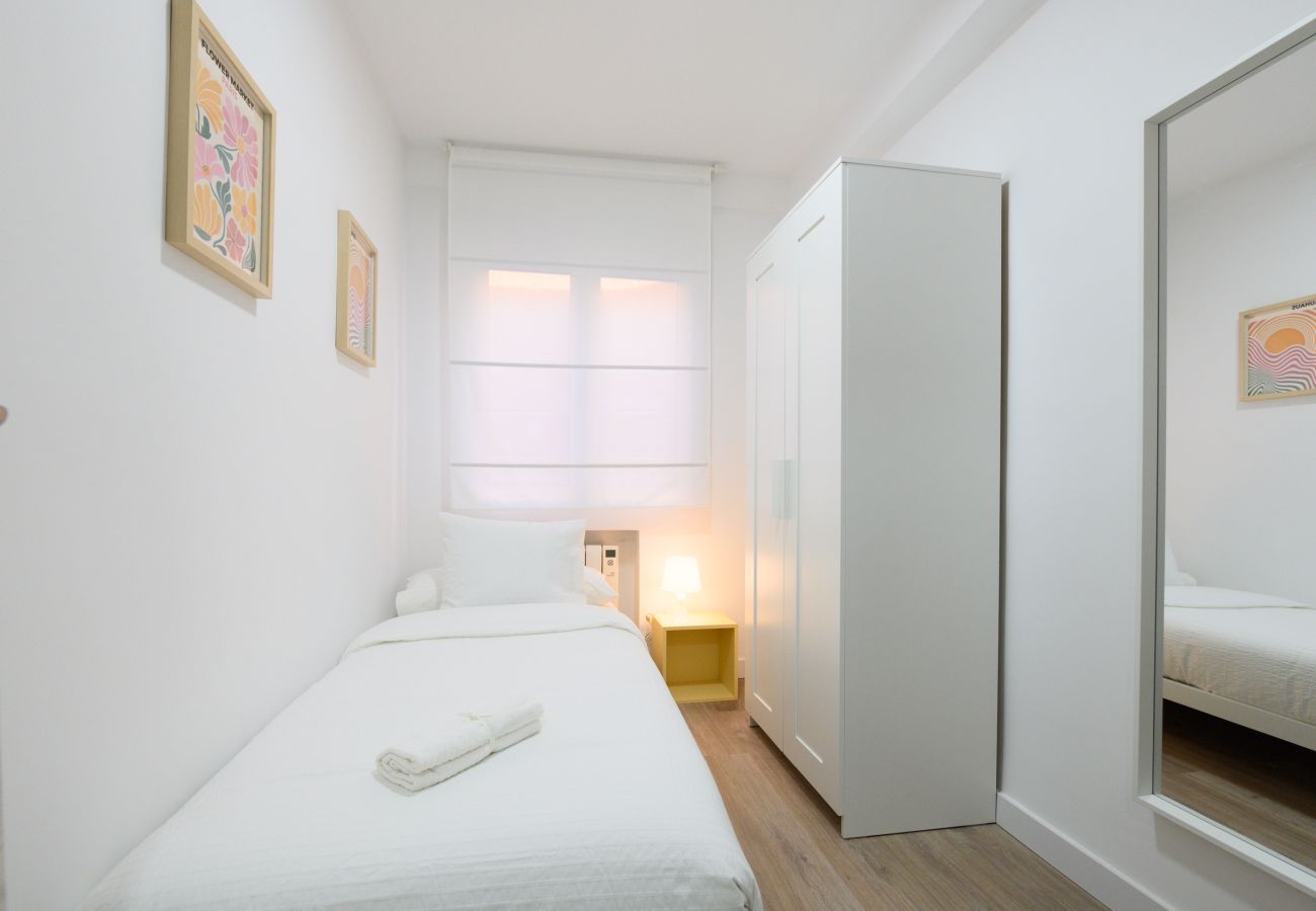 Apartamento en Madrid - Confort y Estilo en un Piso con Terraza y Cocina Equipada