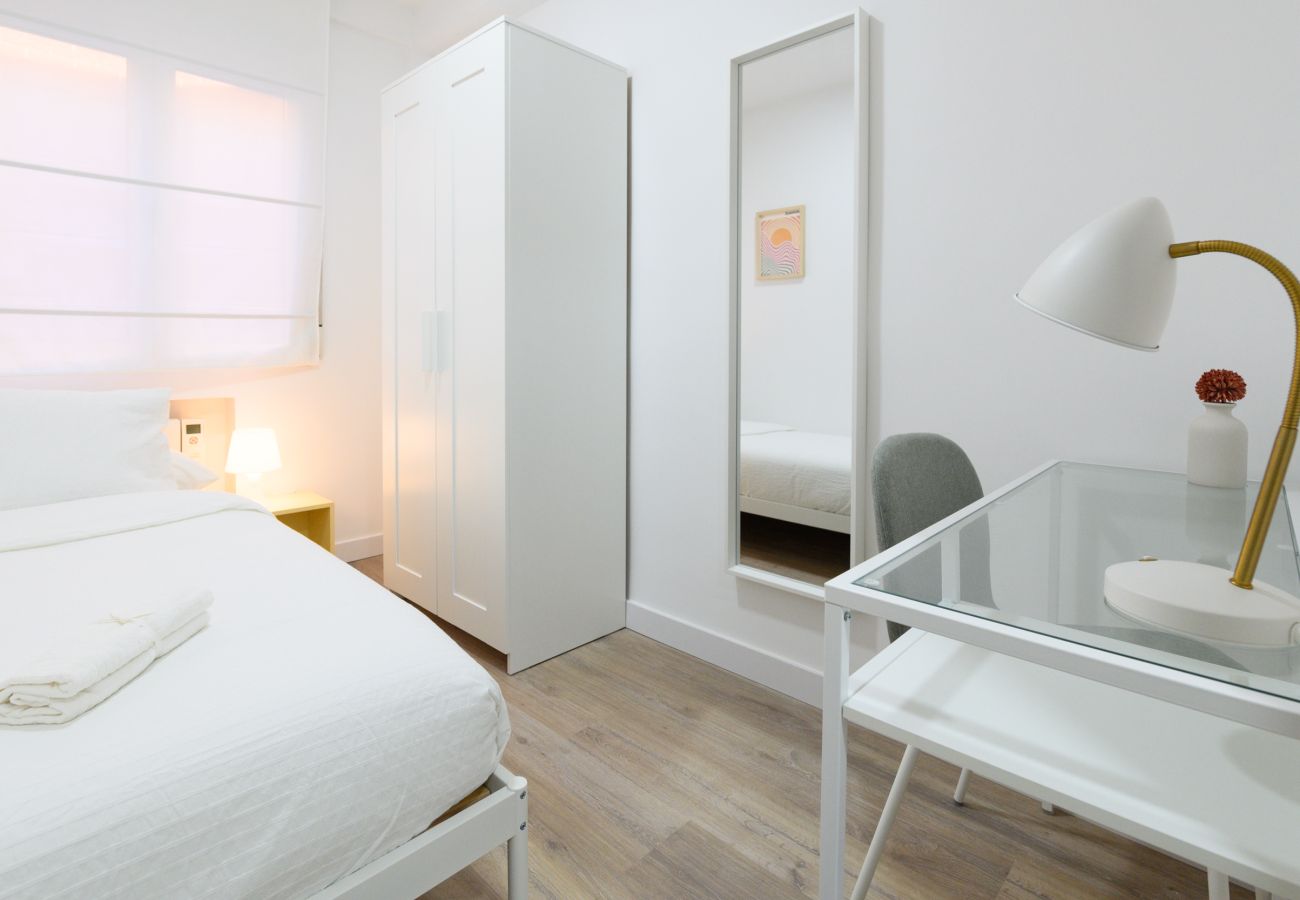 Apartamento en Madrid - Confort y Estilo en un Piso con Terraza y Cocina Equipada