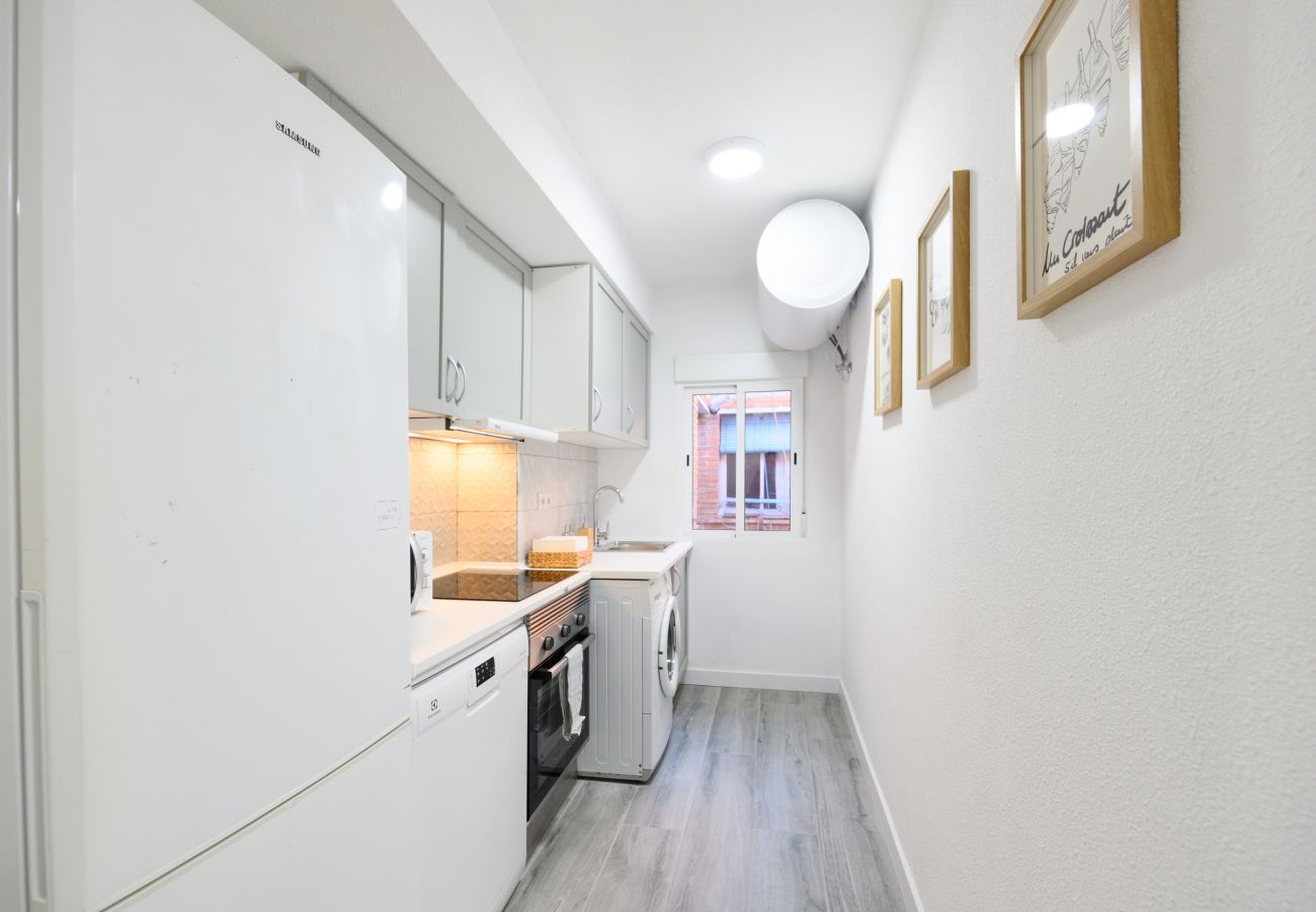 Apartamento en Madrid - Confort y Estilo en un Piso con Terraza y Cocina Equipada