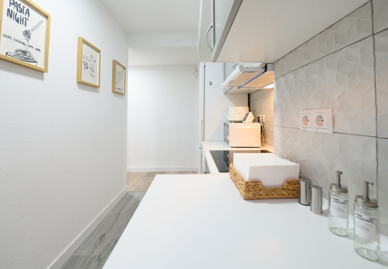 Apartamento en Madrid - Confort y Estilo en un Piso con Terraza y Cocina Equipada