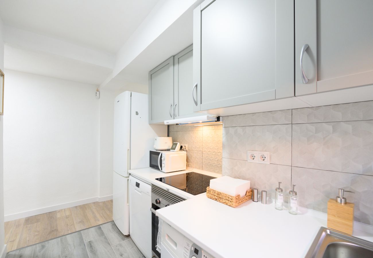 Apartamento en Madrid - Confort y Estilo en un Piso con Terraza y Cocina Equipada