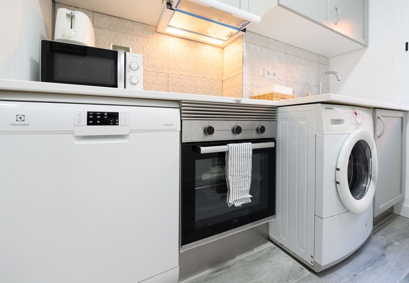 Apartamento en Madrid - Confort y Estilo en un Piso con Terraza y Cocina Equipada