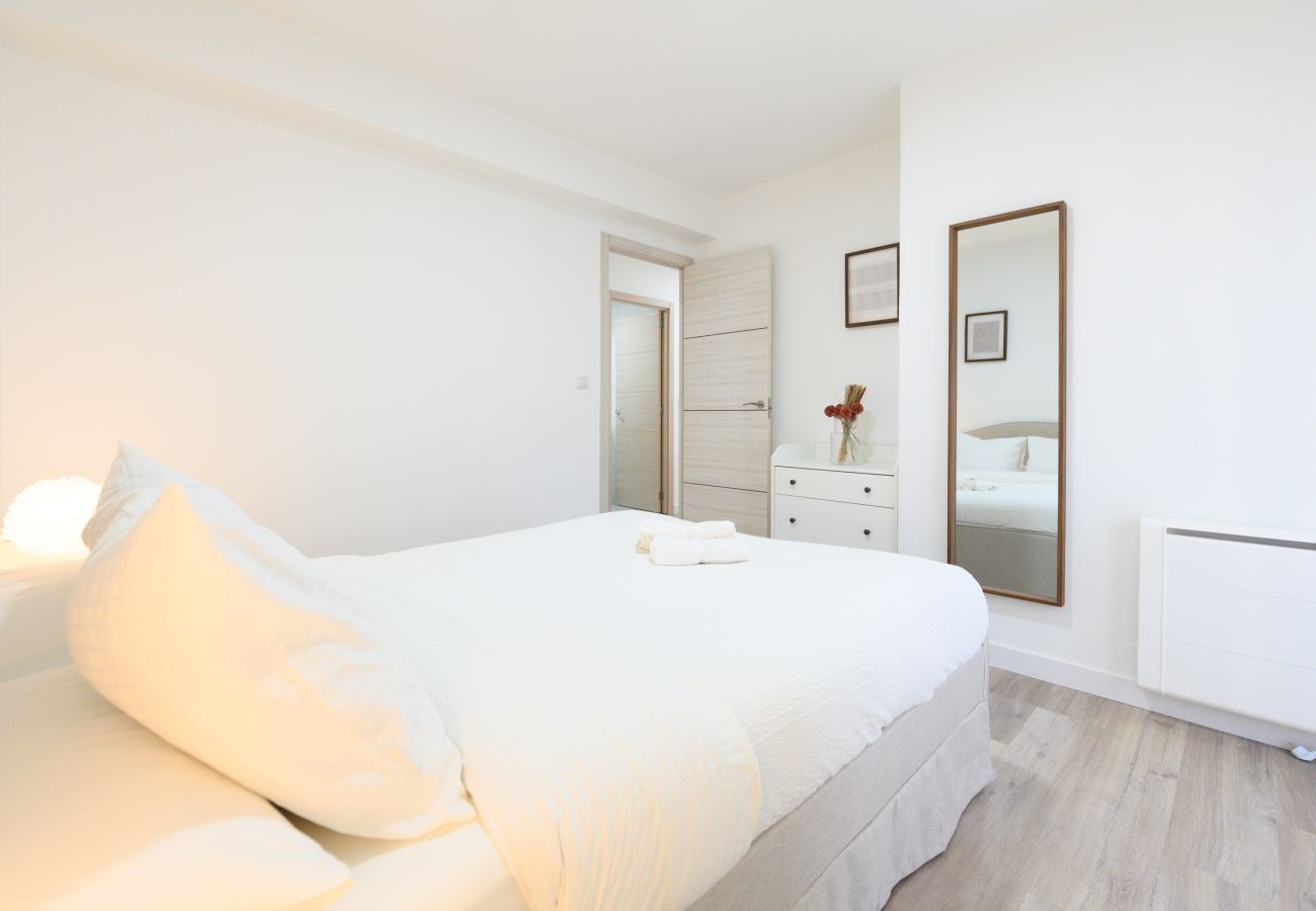 Apartamento en Madrid - Confort y Estilo en un Piso con Terraza y Cocina Equipada