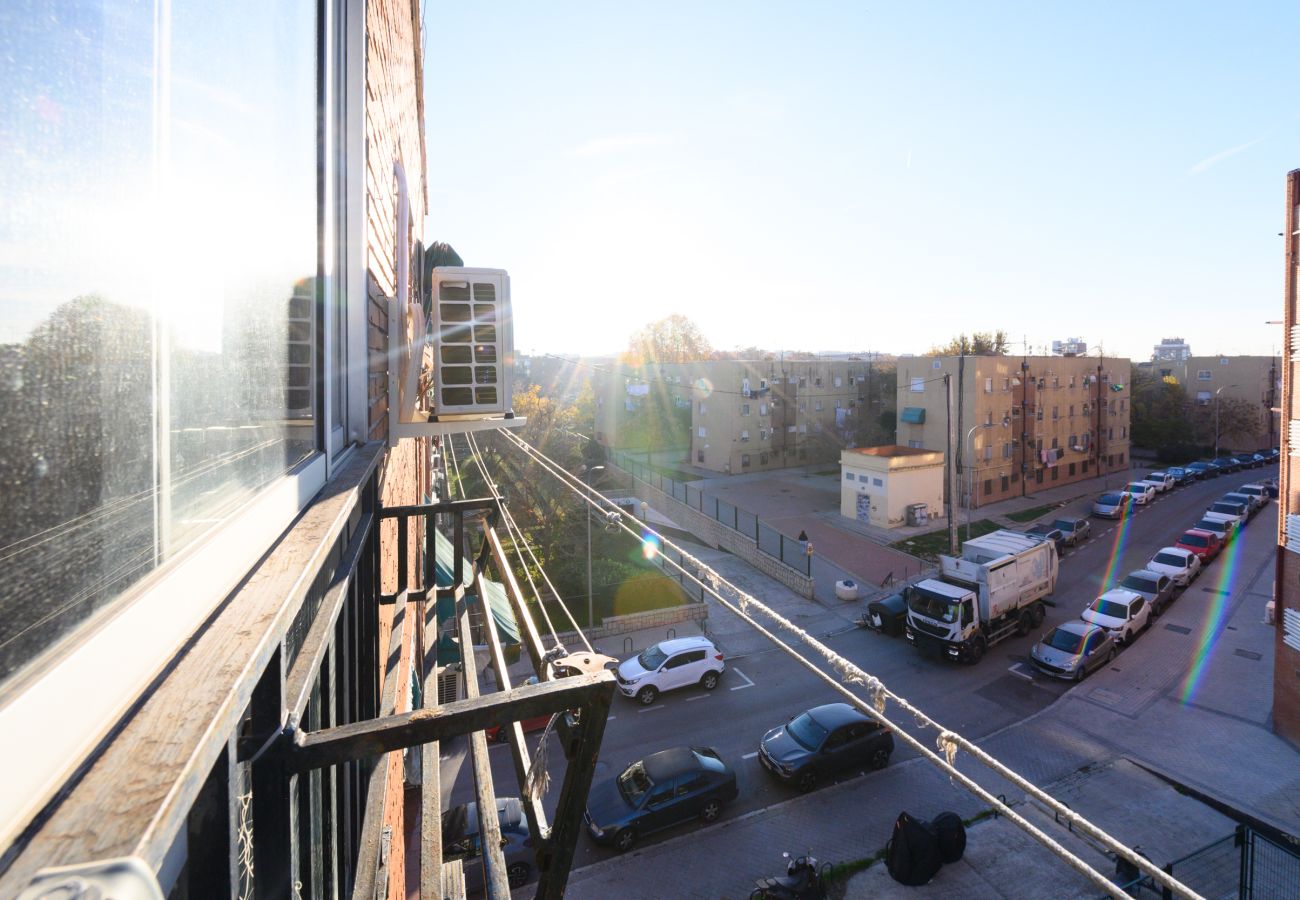 Apartamento en Madrid - Confort y Estilo en un Piso con Terraza y Cocina Equipada