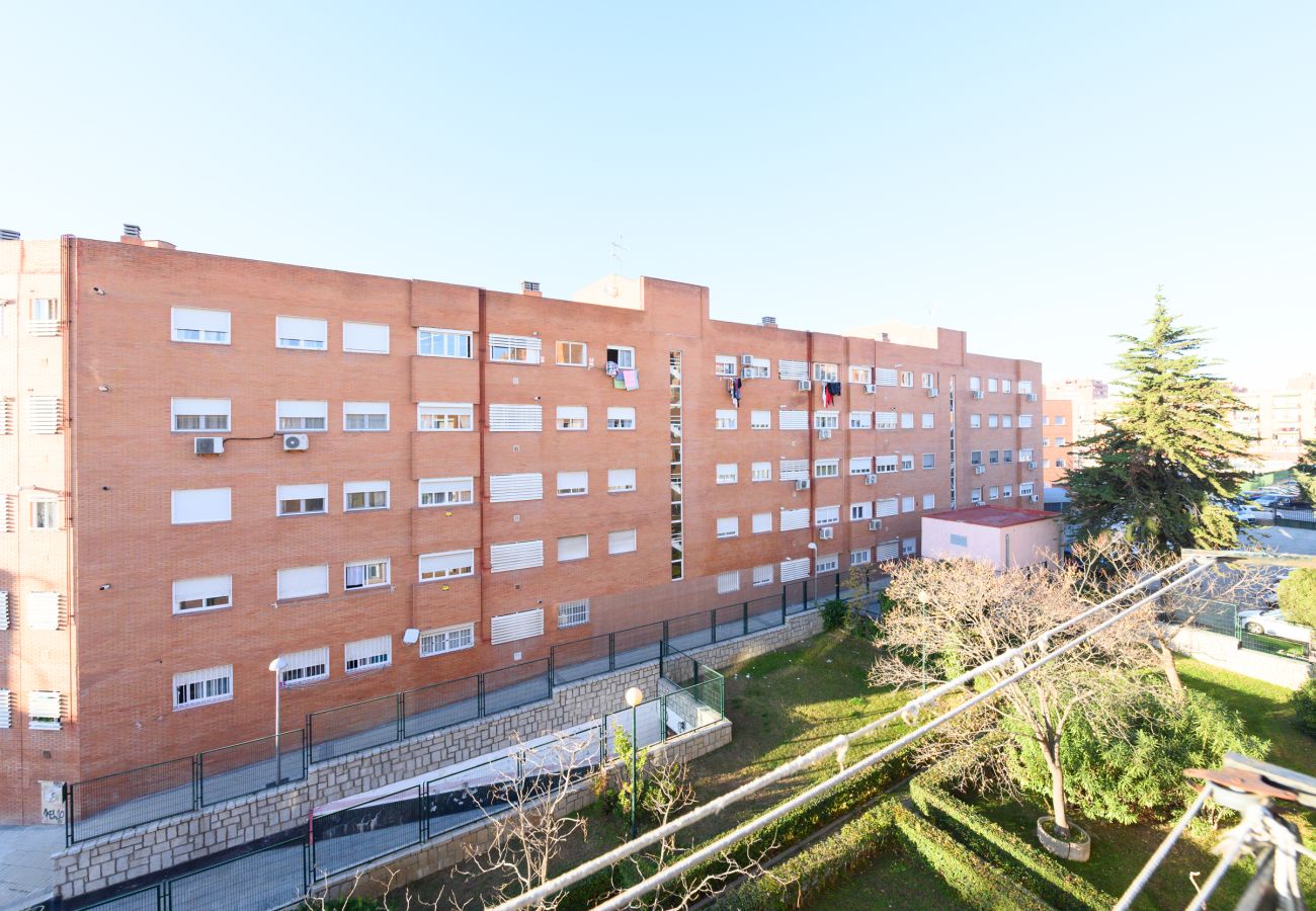 Apartamento en Madrid - Confort y Estilo en un Piso con Terraza y Cocina Equipada