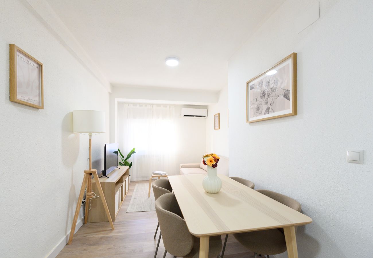 Apartamento en Madrid - Confort y Estilo en un Piso con Terraza y Cocina Equipada