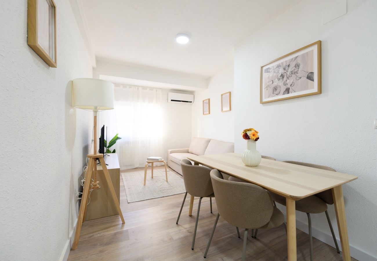 Apartamento en Madrid - Confort y Estilo en un Piso con Terraza y Cocina Equipada