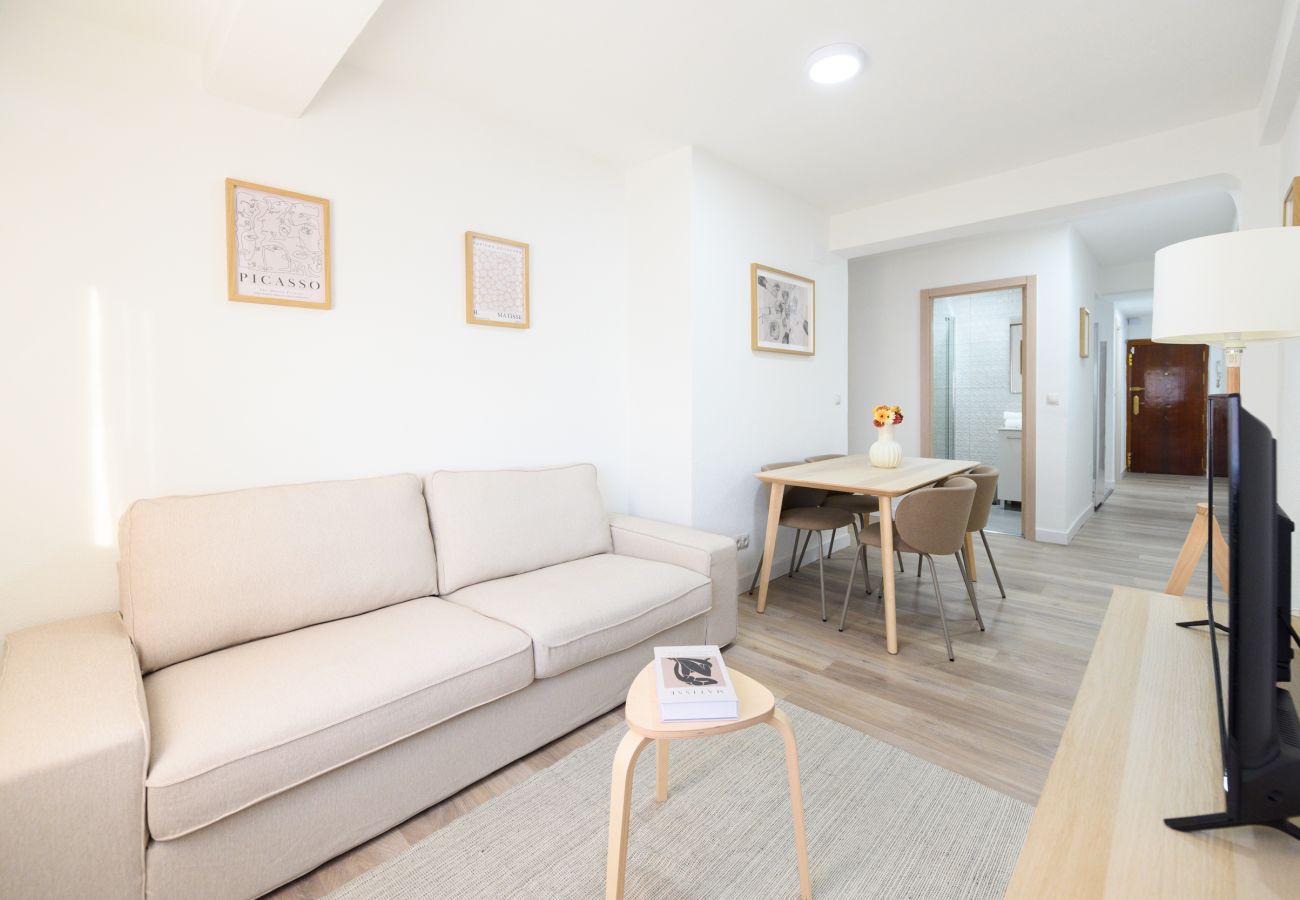 Apartamento en Madrid - Confort y Estilo en un Piso con Terraza y Cocina Equipada