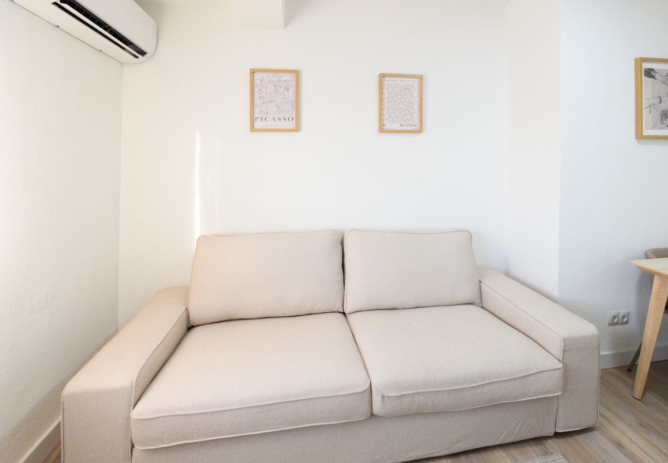 Apartamento en Madrid - Confort y Estilo en un Piso con Terraza y Cocina Equipada