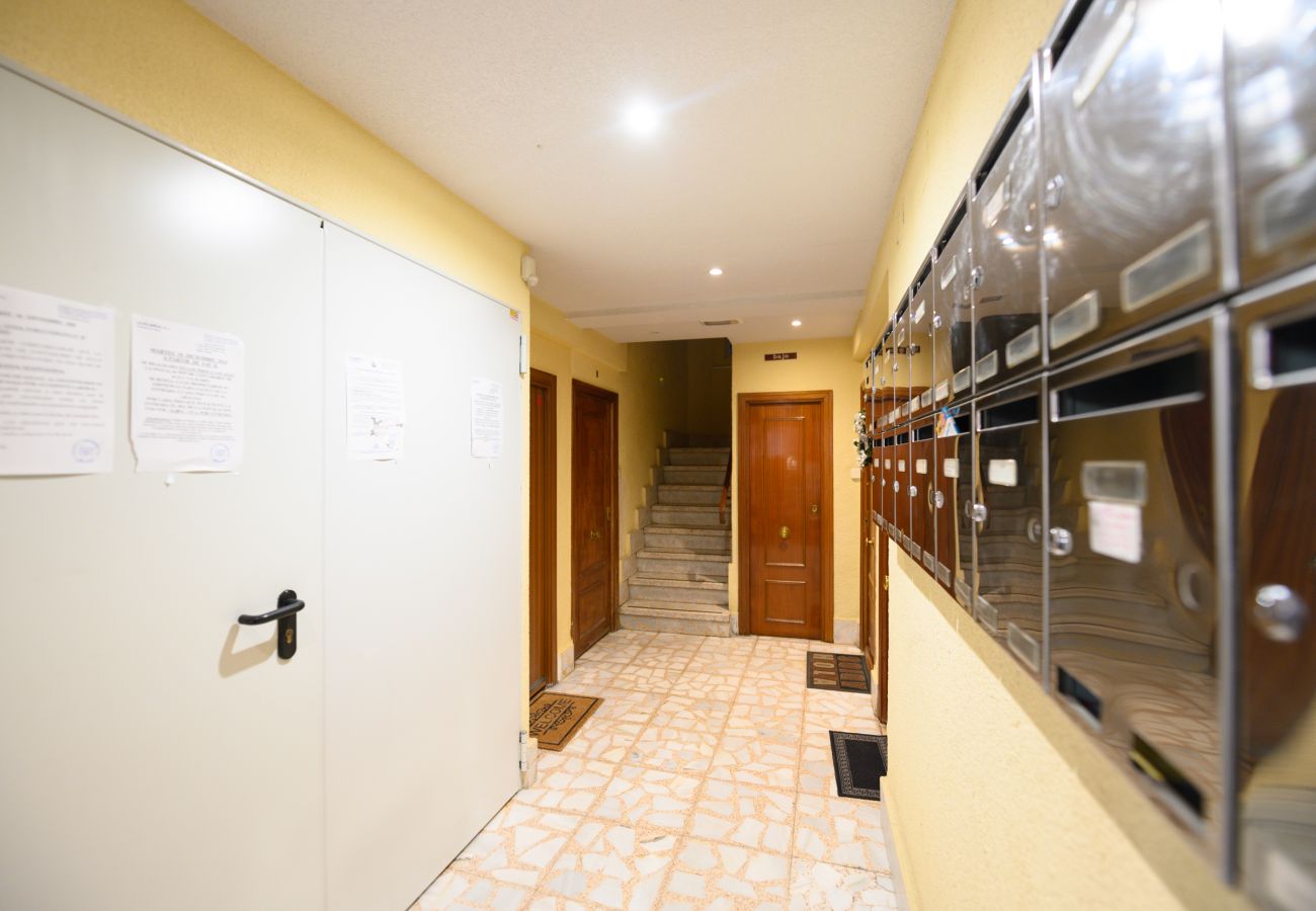 Apartamento en Madrid - Confort y Estilo en un Piso con Terraza y Cocina Equipada