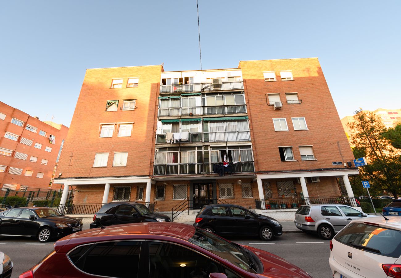 Apartamento en Madrid - Confort y Estilo en un Piso con Terraza y Cocina Equipada