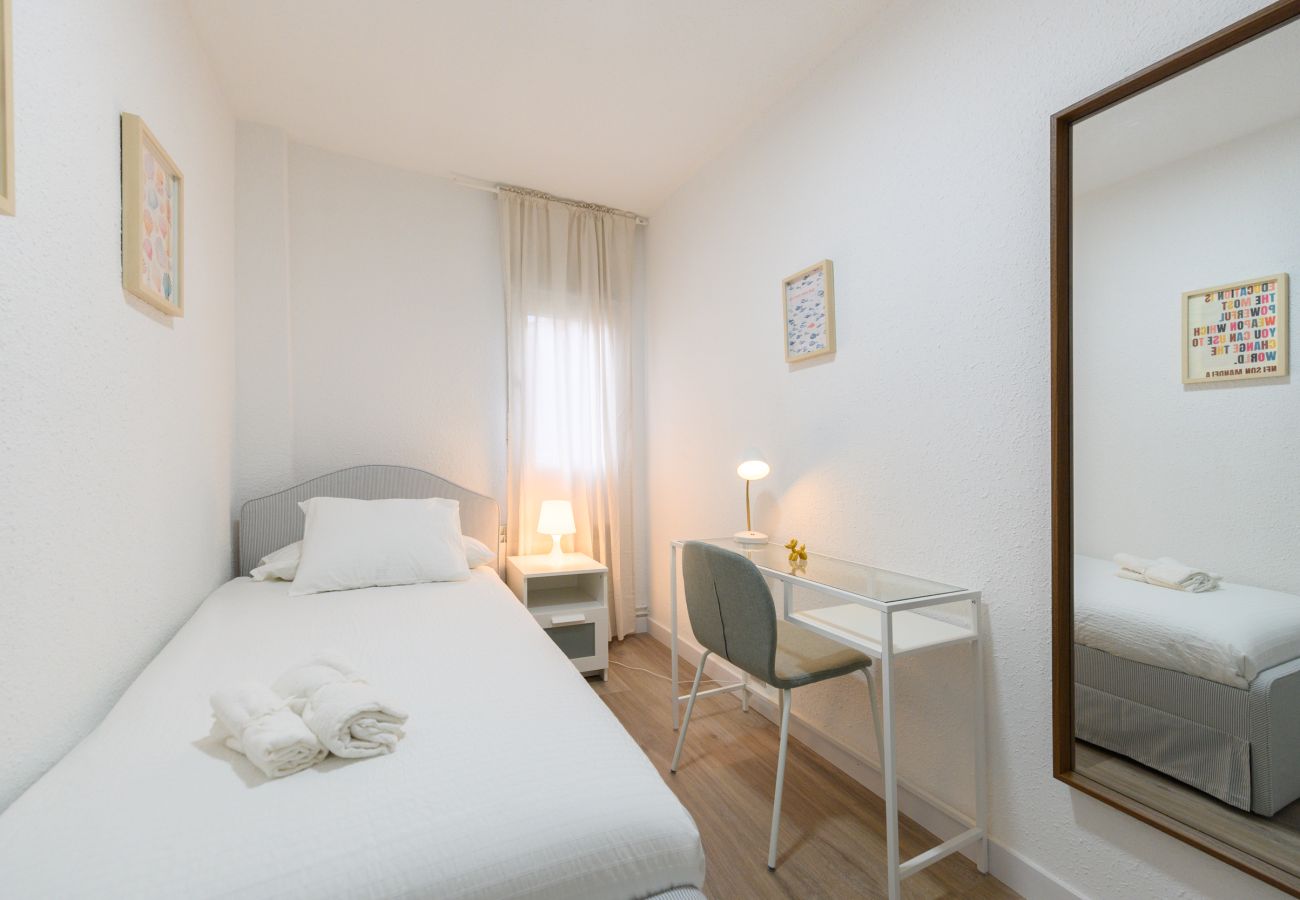 Apartamento en Madrid - Acogedor Piso en el Corazón de Vallecas: Ideal para Estancias Temporales