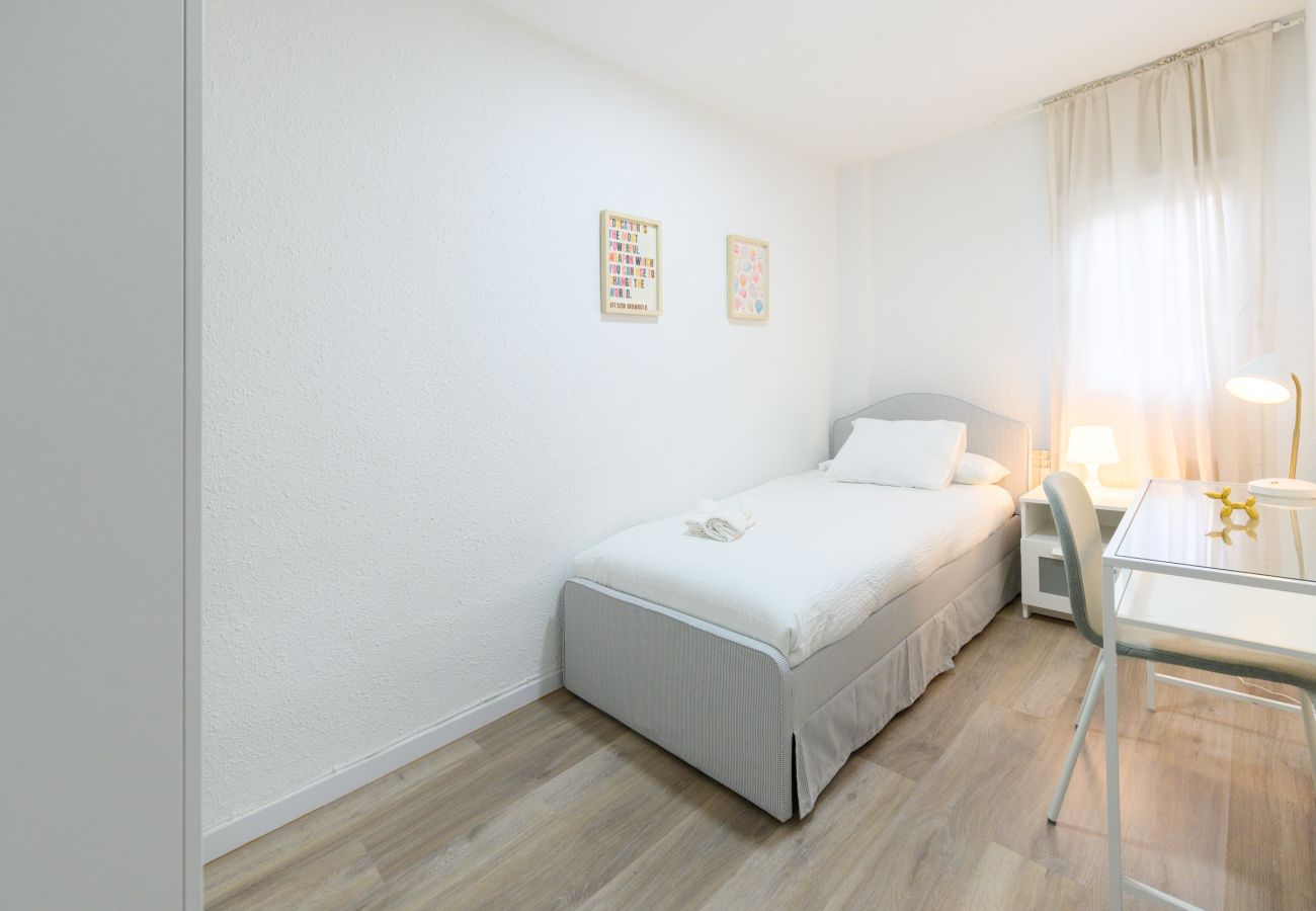 Apartamento en Madrid - Acogedor Piso en el Corazón de Vallecas: Ideal para Estancias Temporales