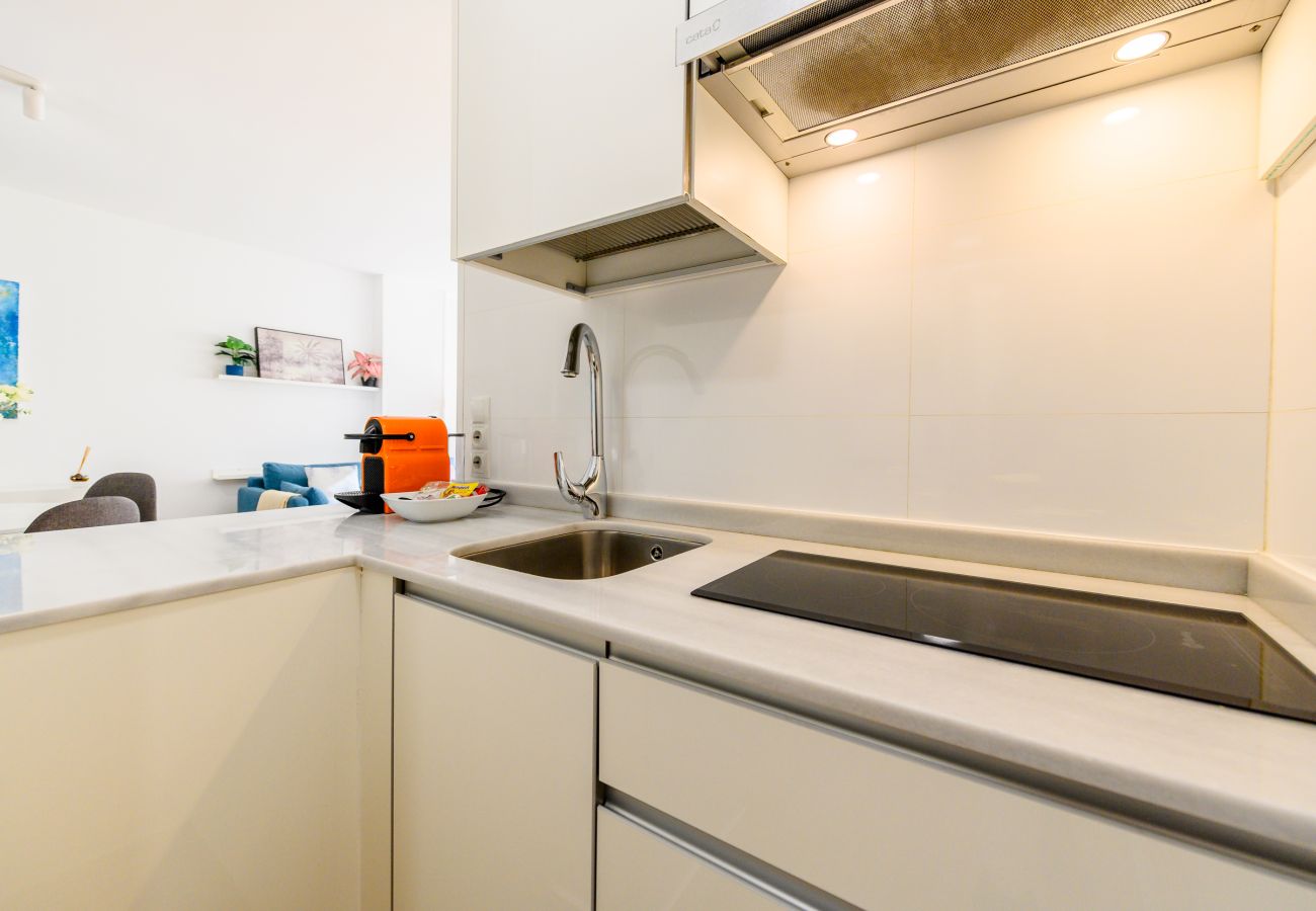 Apartamento en Madrid - Tu hogar perfecto: 1 suites con baño, salón integrado y cocina equipada en Chamartín 