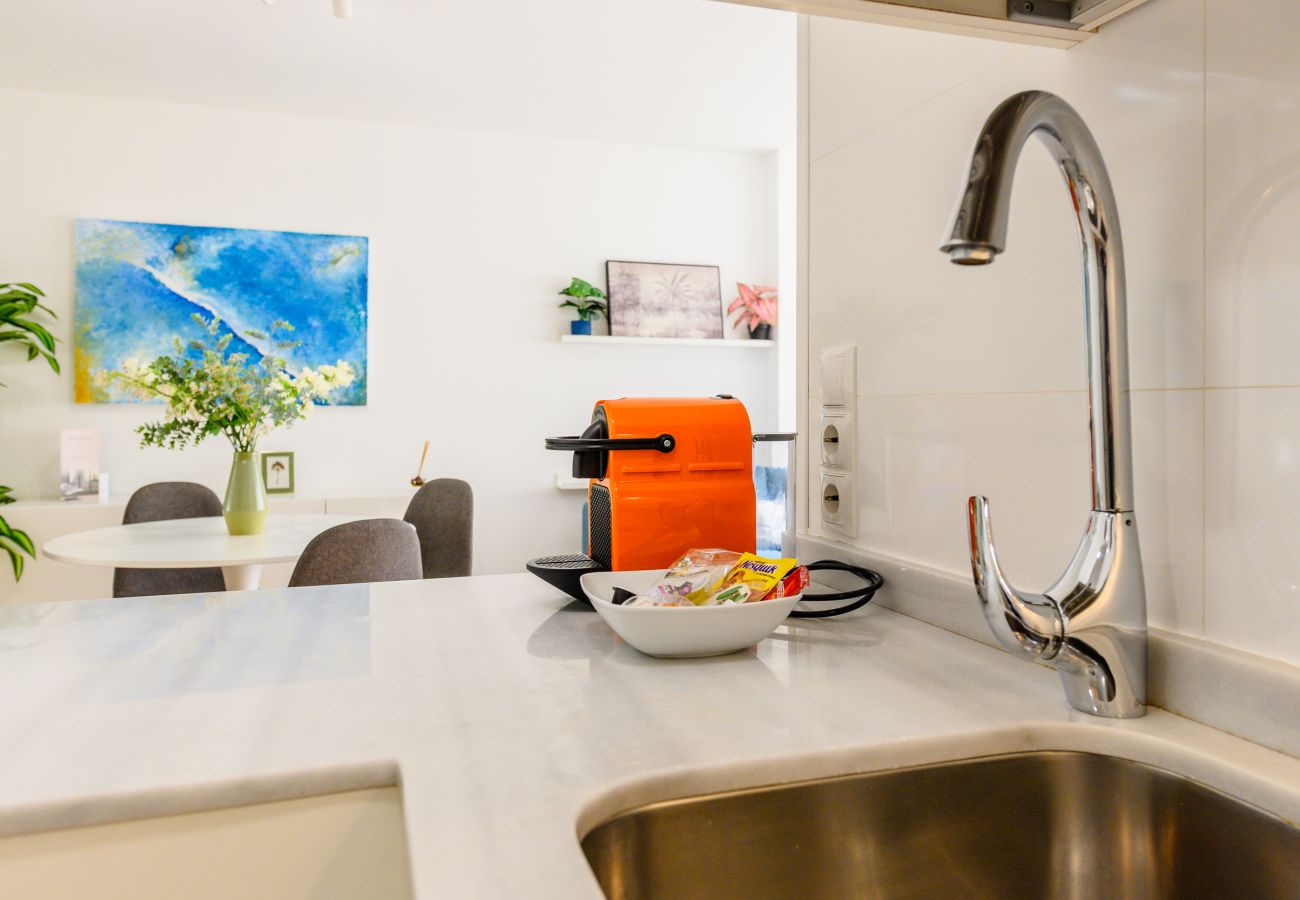 Apartamento en Madrid - Tu hogar perfecto: 1 suites con baño, salón integrado y cocina equipada en Chamartín 