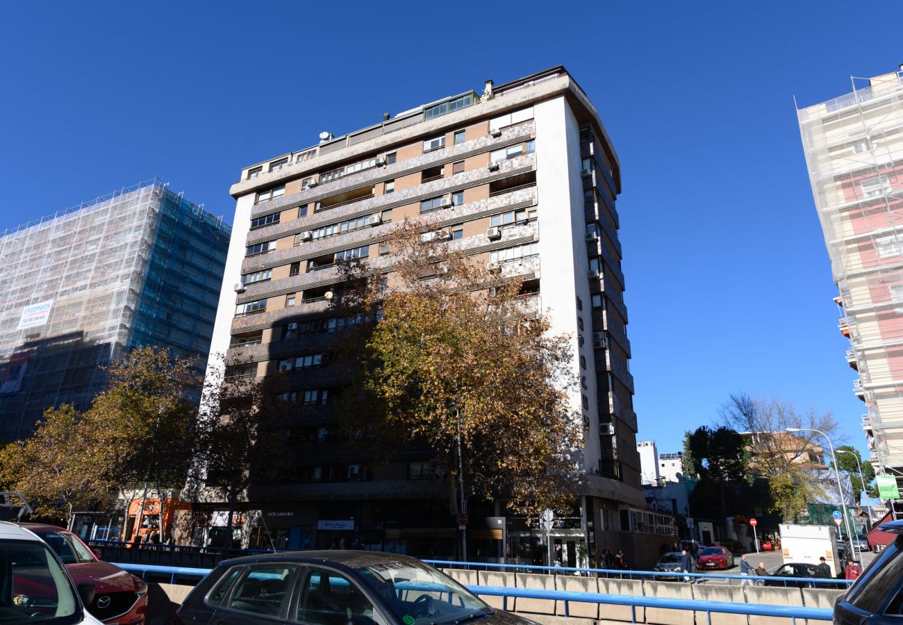 Apartamento en Madrid - Tu hogar perfecto: 1 suites con baño, salón integrado y cocina equipada en Chamartín 