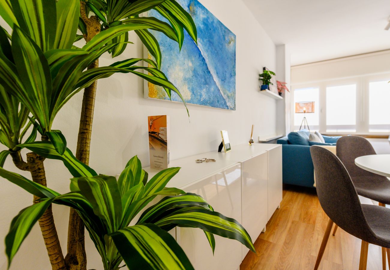 Apartamento en Madrid - Tu hogar perfecto: 1 suites con baño, salón integrado y cocina equipada en Chamartín 