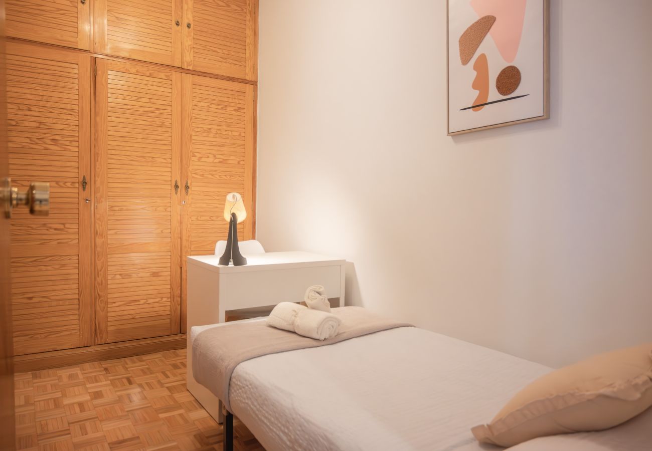 Apartamento en Madrid - Acogedor Piso de 3 Habitaciones con Balcón en Chamberí