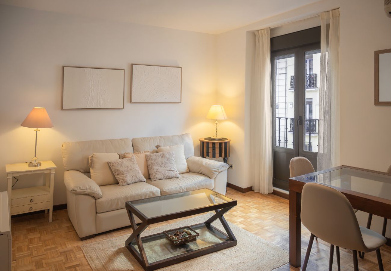 Apartamento en Madrid - Acogedor Piso de 3 Habitaciones con Balcón en Chamberí