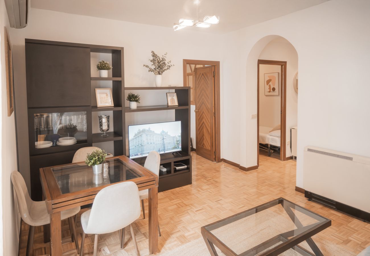 Apartamento en Madrid - Acogedor Piso de 3 Habitaciones con Balcón en Chamberí