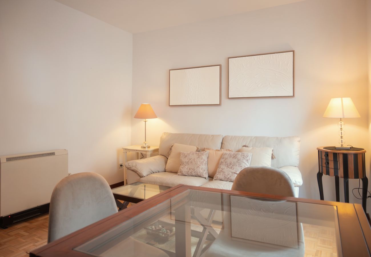 Apartamento en Madrid - Acogedor Piso de 3 Habitaciones con Balcón en Chamberí