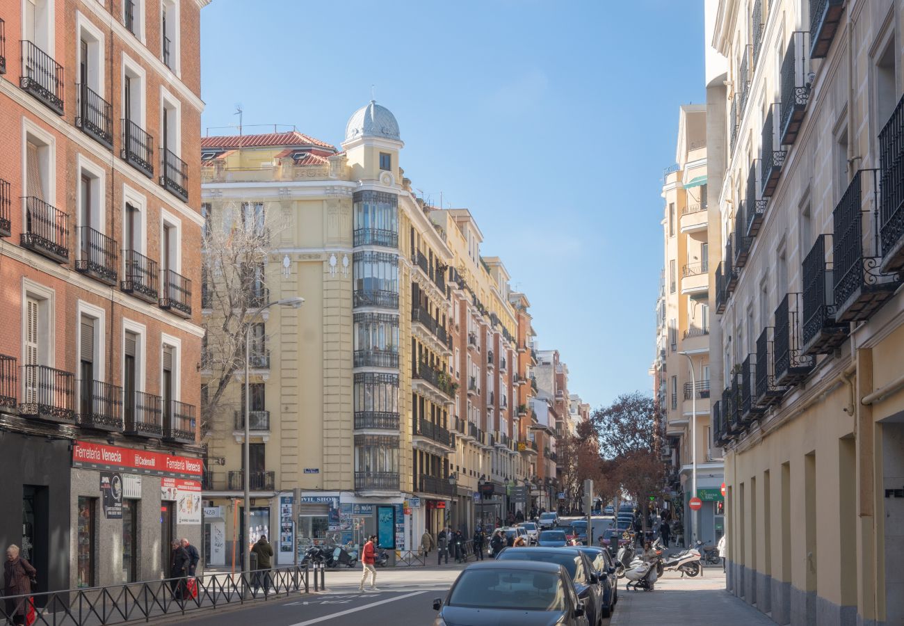 Apartamento en Madrid - Acogedor Piso de 3 Habitaciones con Balcón en Chamberí