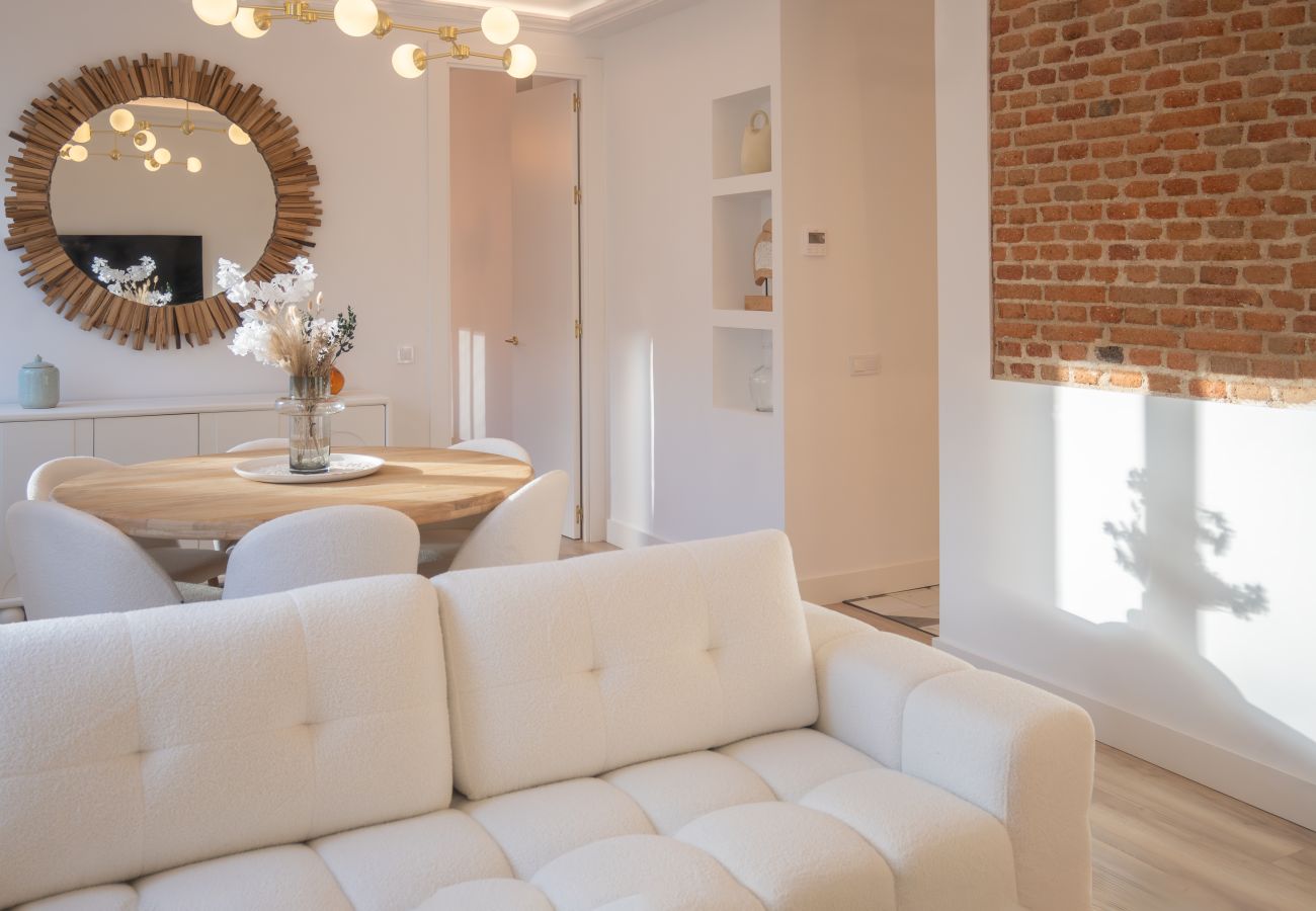 Apartamento en Madrid - Escápate al Encanto Urbano: Piso con Balcón y Espacios Modernos