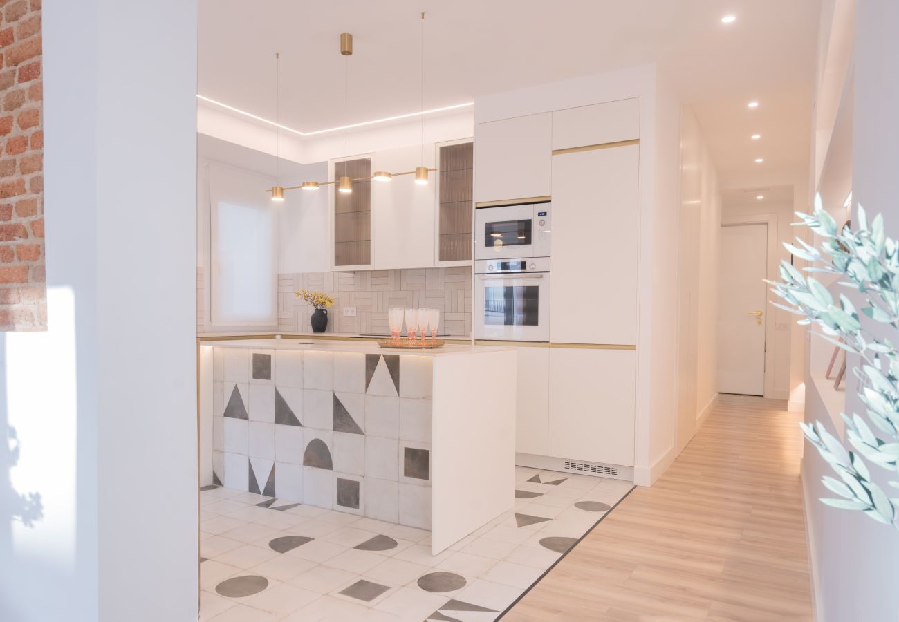 Apartamento en Madrid - Escápate al Encanto Urbano: Piso con Balcón y Espacios Modernos