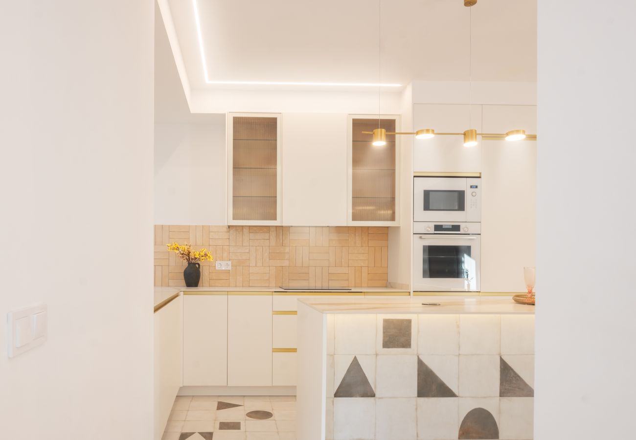 Apartamento en Madrid - Escápate al Encanto Urbano: Piso con Balcón y Espacios Modernos