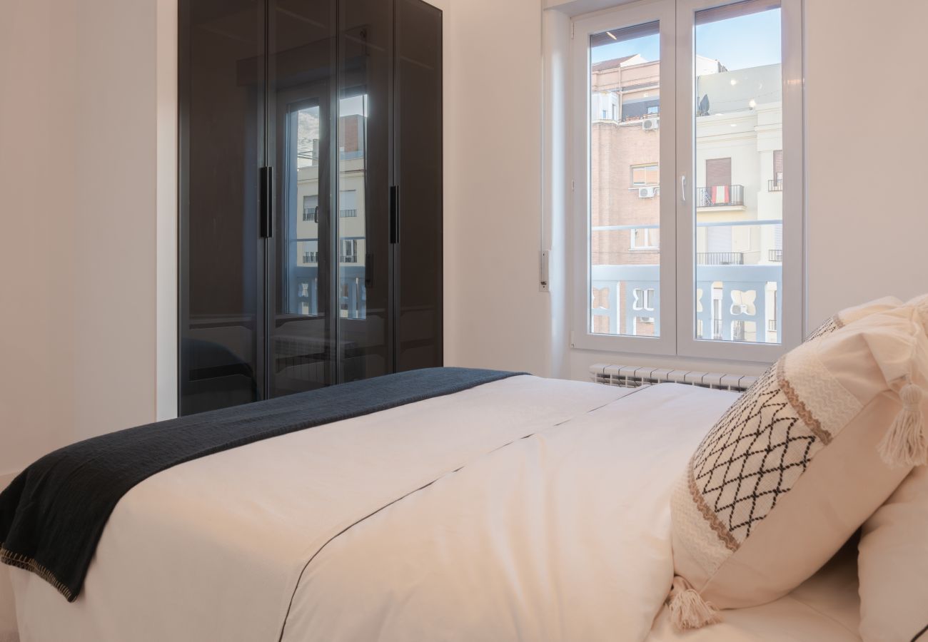 Apartamento en Madrid - Escápate al Encanto Urbano: Piso con Balcón y Espacios Modernos