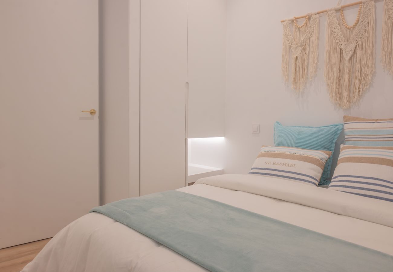 Apartamento en Madrid - Escápate al Encanto Urbano: Piso con Balcón y Espacios Modernos