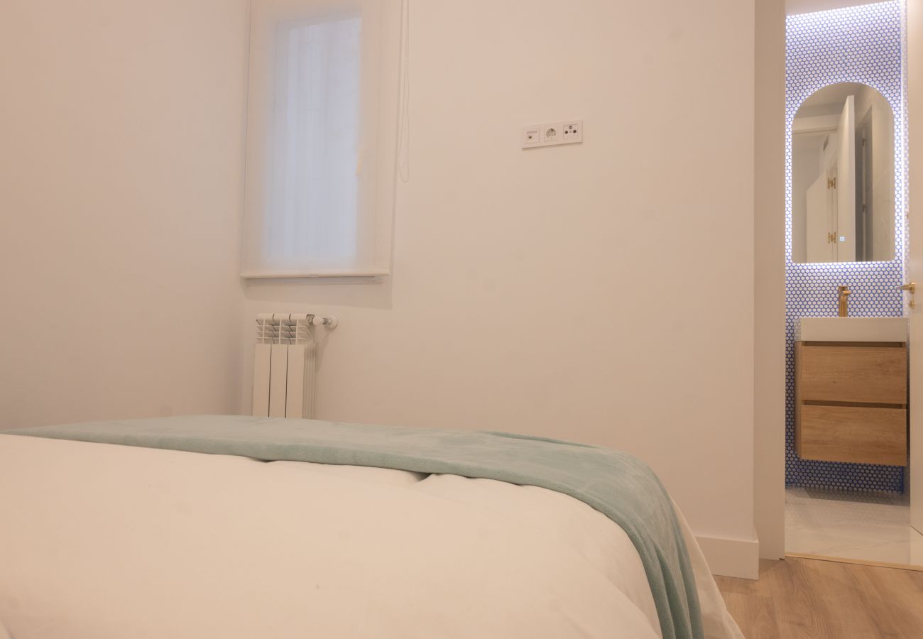 Apartamento en Madrid - Escápate al Encanto Urbano: Piso con Balcón y Espacios Modernos