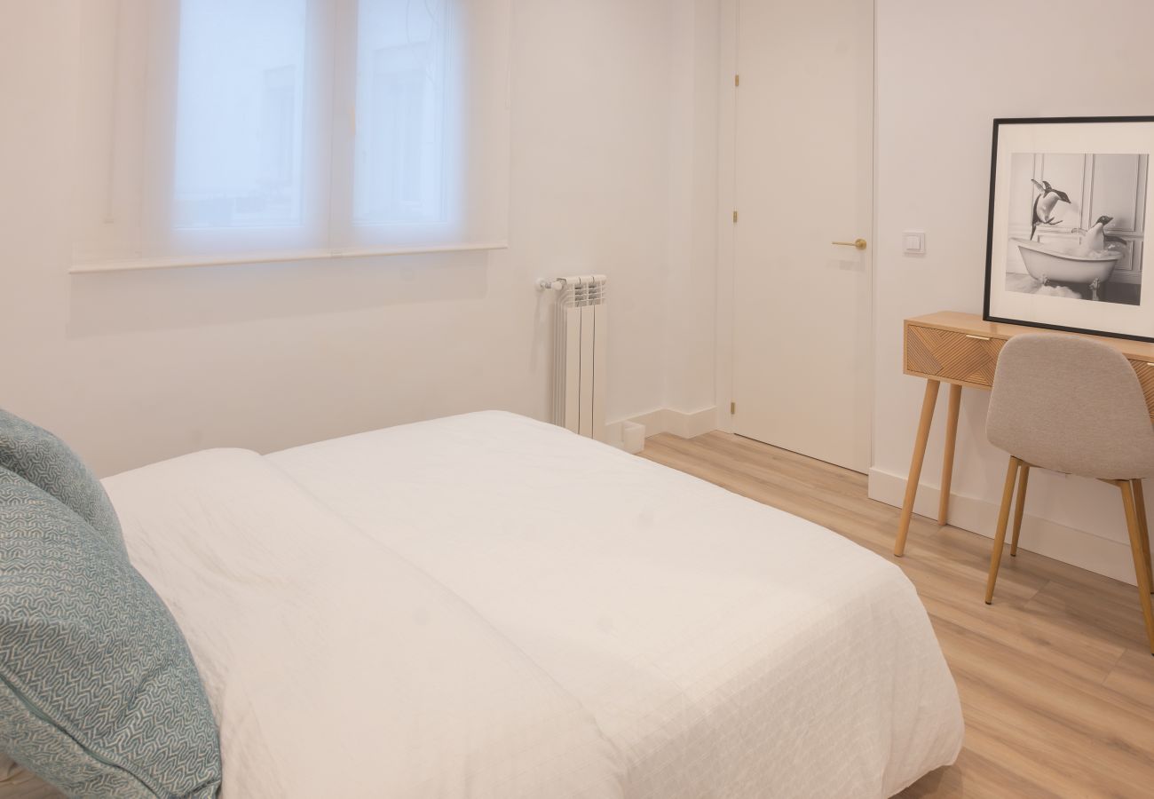 Apartamento en Madrid - Escápate al Encanto Urbano: Piso con Balcón y Espacios Modernos