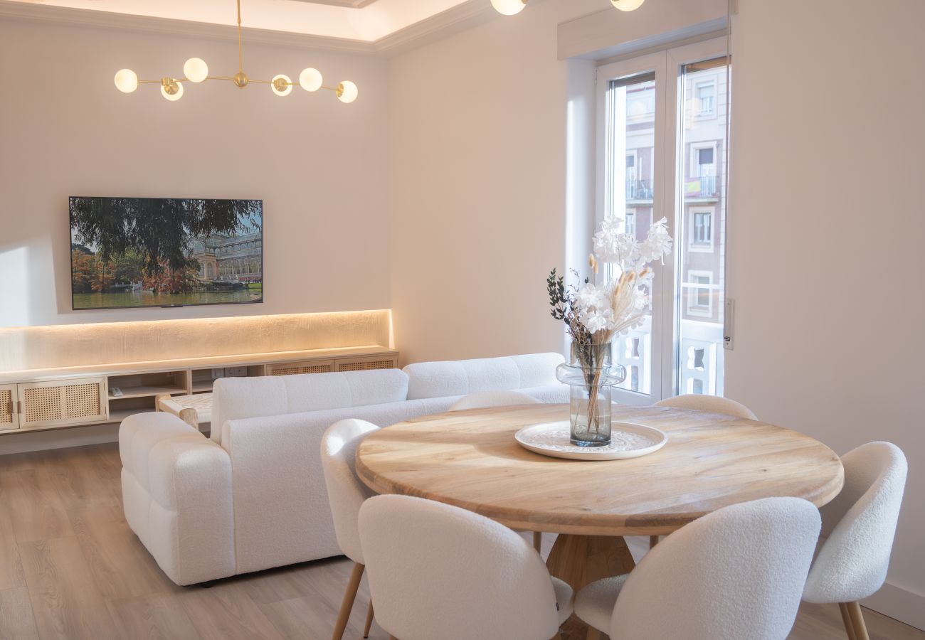 Apartamento en Madrid - Escápate al Encanto Urbano: Piso con Balcón y Espacios Modernos