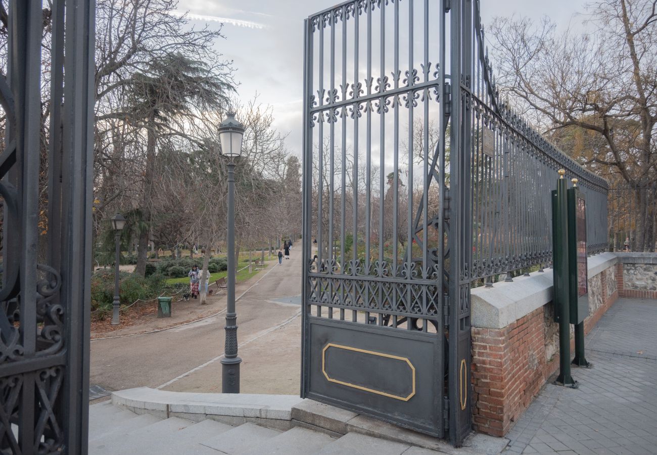 Apartamento en Madrid - Escápate al Encanto Urbano: Piso con Balcón y Espacios Modernos