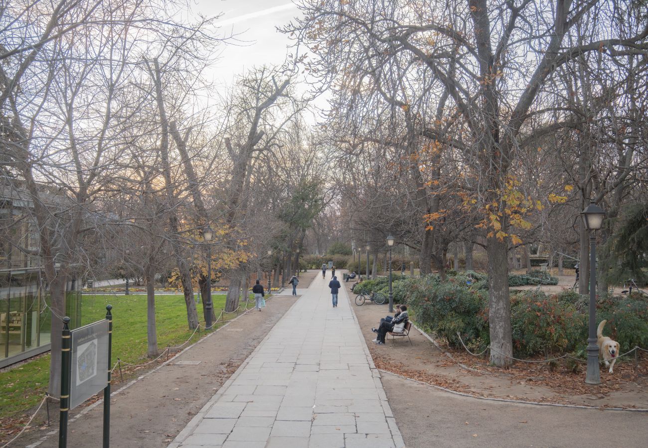 Apartamento en Madrid - Escápate al Encanto Urbano: Piso con Balcón y Espacios Modernos