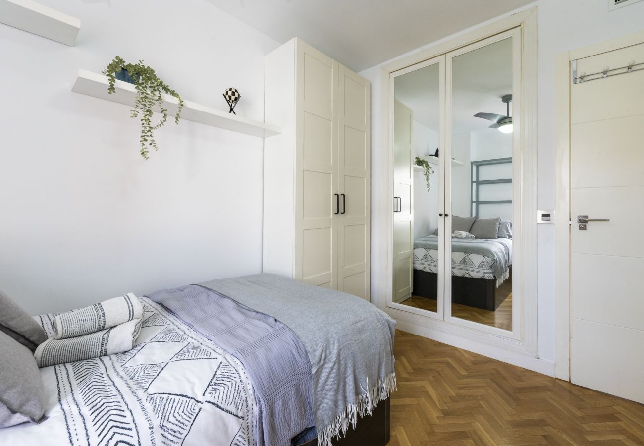 Apartamento en Madrid - Amplio piso de 3 dormitorios y 2 baños en Residencial con Piscina, Pádel y Parking_ Madrid 