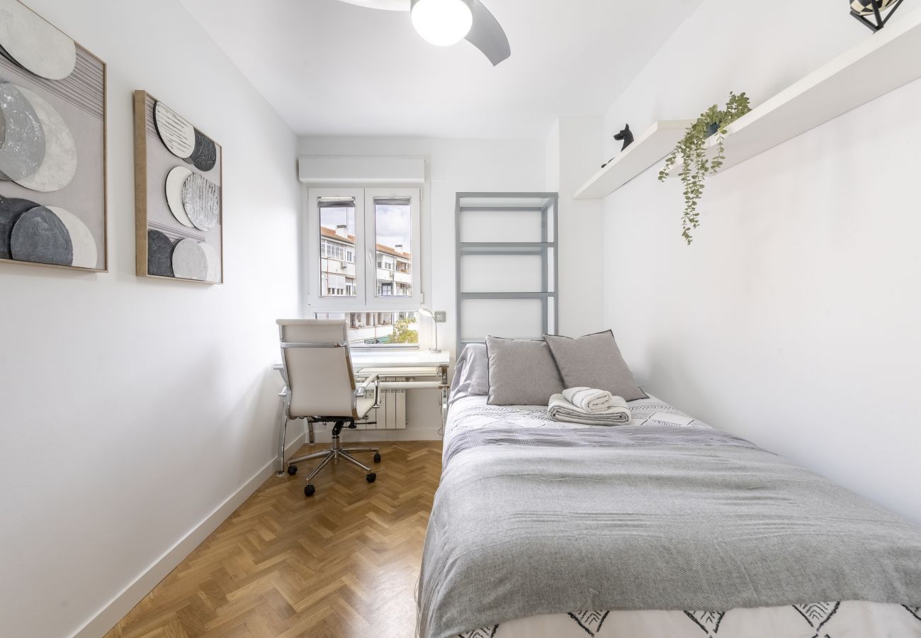 Apartamento en Madrid - Amplio piso de 3 dormitorios y 2 baños en Residencial con Piscina, Pádel y Parking_ Madrid 