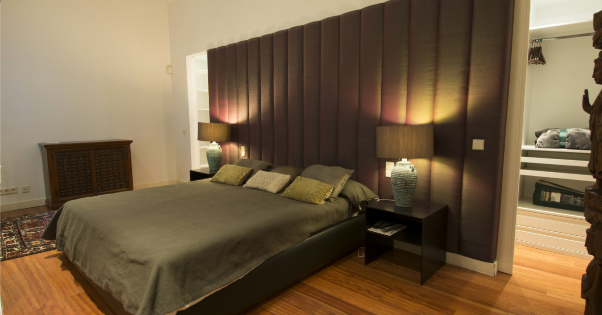 Dormitorio con cama amplia cerca de la mejor zona para alojarse en Madrid